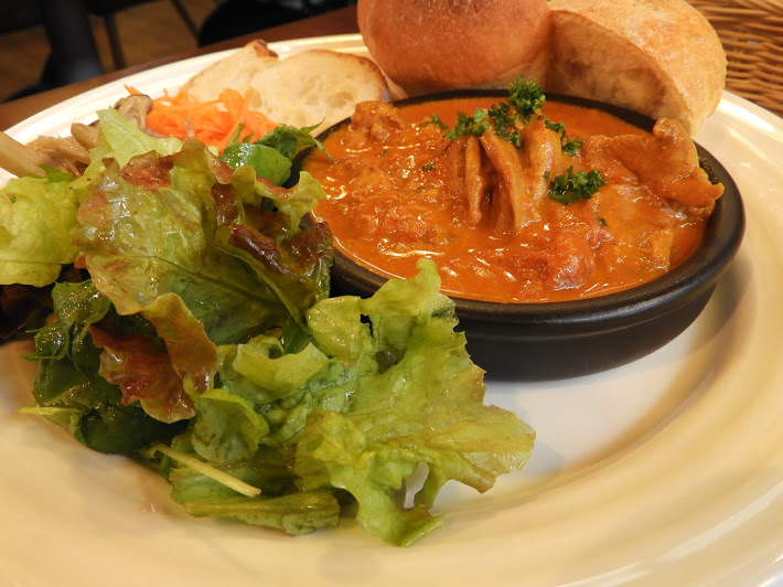 ワンプレートのランチメニュー バターチキンカレー